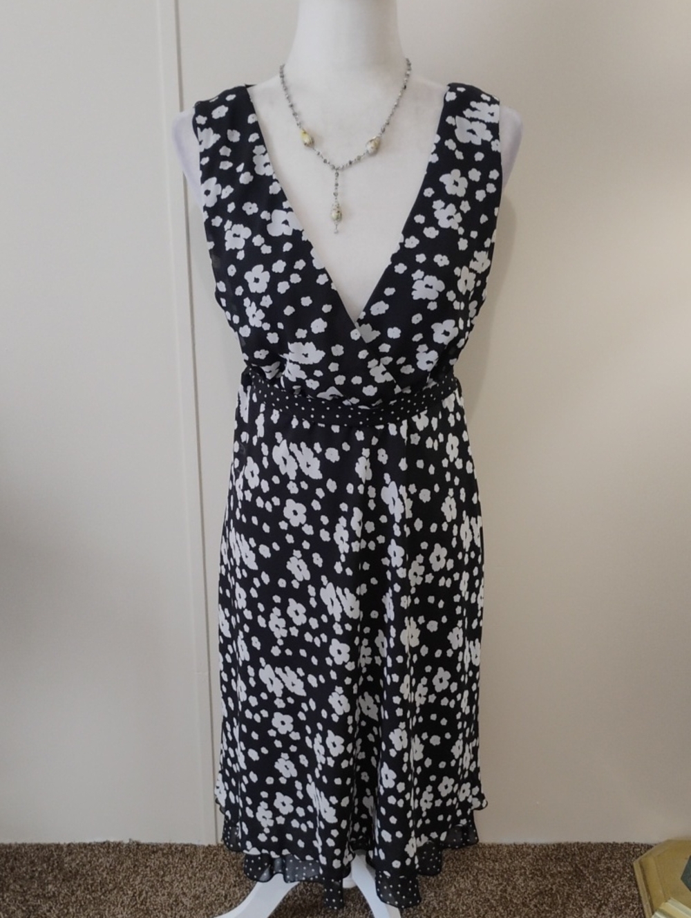 Studio 1940 Black and White Floral V-Neck Midi Dress